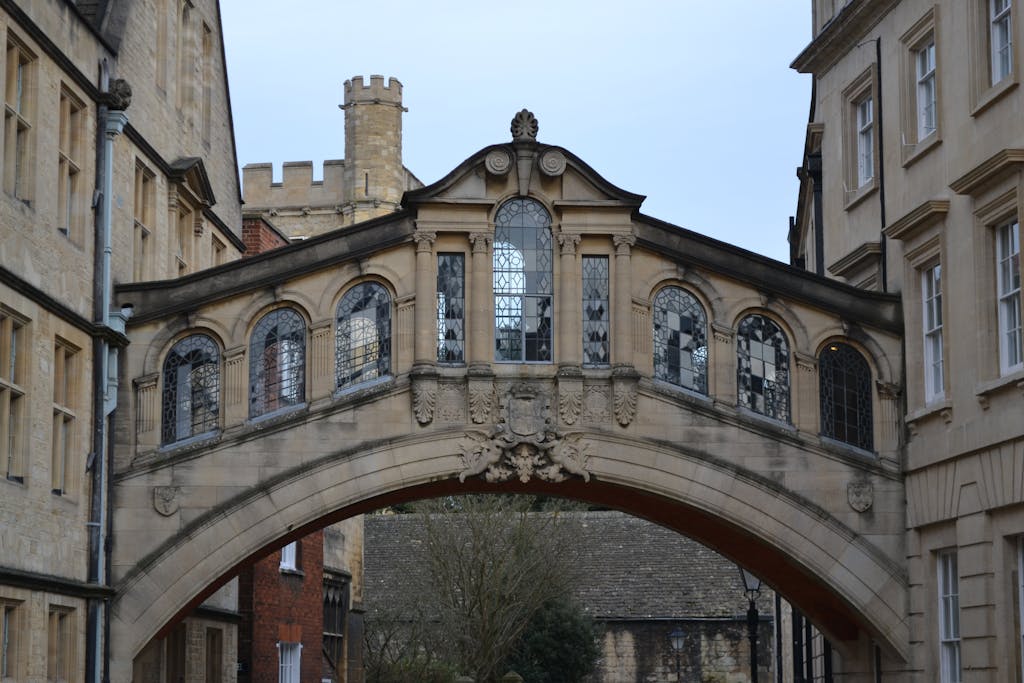 Captivating scene of the historic Bridge of Sighs in Oxford's iconic architecture.